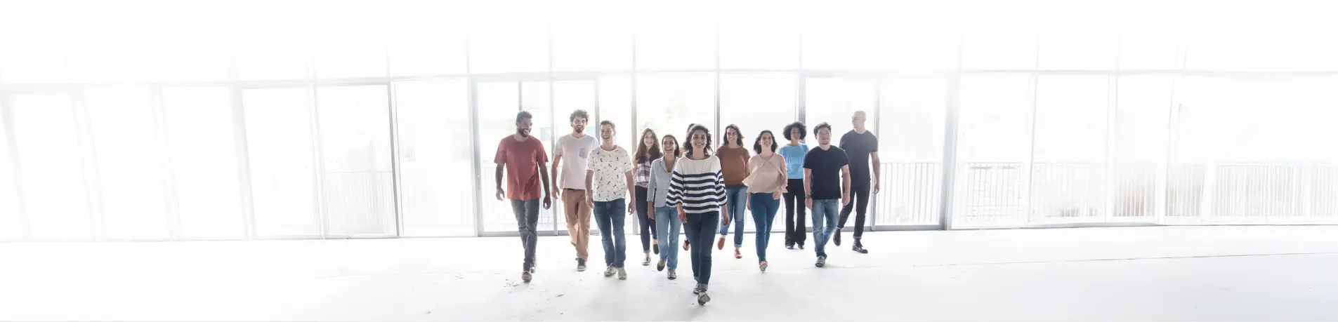 Equipo humano de SANTALUCÍA avanzando junto en un espacio abierto, reflejando los valores de colaboración, innovación y compromiso en el sector asegurador.
