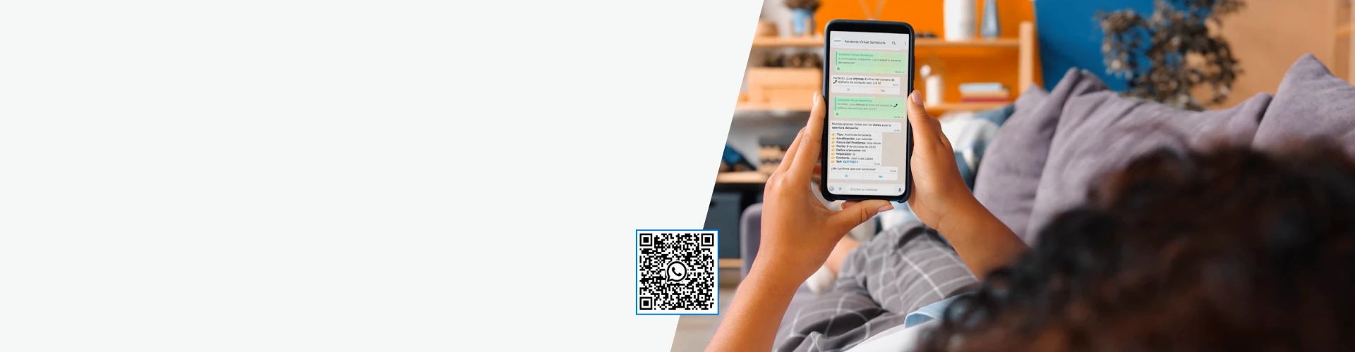 Persona utilizando el asistente de WhatsApp de SANTALUCÍA en el móvil desde casa, con código QR para acceder y gestionar siniestros de hogar de forma rápida.