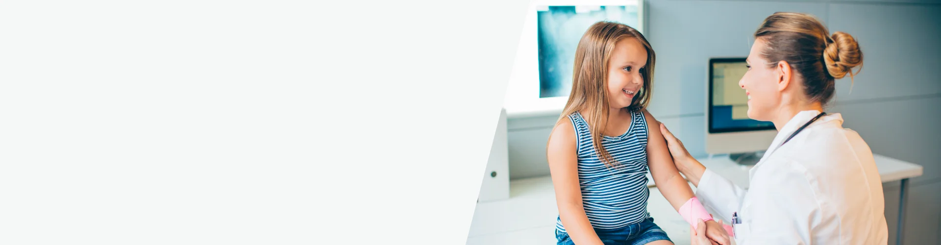 Profesional sanitario atendiendo a una menor durante una revisión médica, imagen asociada a las promociones exclusivas del Seguro de Salud de SANTALUCÍA.