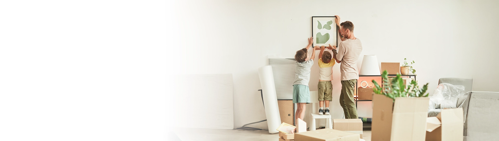 Una familia desempaca cajas mientras se muda a su nuevo hogar, mostrando alegría y emoción.