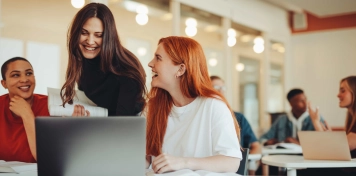 Grupo colaborando en un espacio educativo con portátil para desarrollar proyectos e ideas