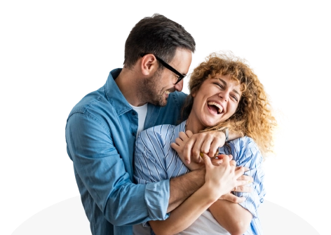 Dos personas en actitud cercana, imagen asociada al bienestar, la tranquilidad y la protección que ofrece el Seguro de Salud de SANTALUCÍA