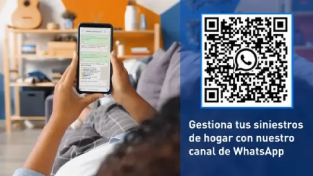 Persona usando WhatsApp en móvil para gestionar siniestros del hogar, con código QR y texto informativo del servicio