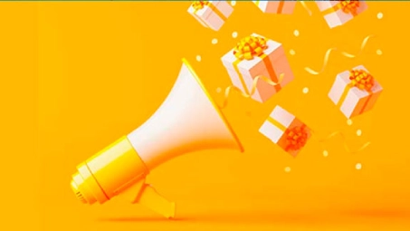 Megáfono amarillo con cajas de regalo, concepto de promociones especiales y recompensas