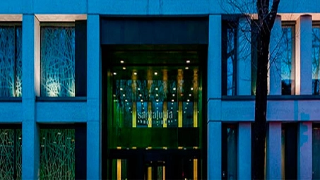 Fachada principal del edificio corporativo de Santalucía, sede central iluminada