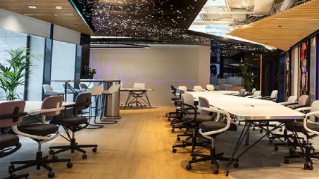 spacio de coworking moderno con mesas y sillas, innovación y colaboración empresarial
