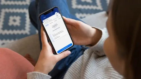 Consulta de servicios en la app Santalucía desde smartphone, gestión digital de seguros