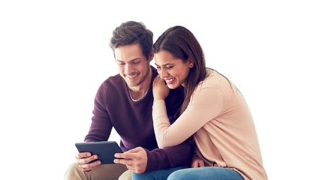 Dos personas sentadas usando una tablet, concepto de planificación financiera y gestión de planes de pensiones