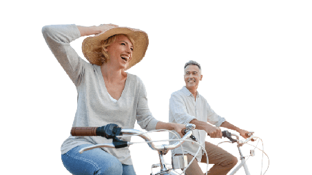 Personas montando en bicicleta, representación de vida activa y planificación de jubilación con planes de pensiones