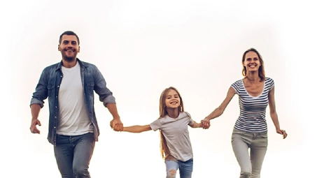Tres personas caminando juntas al aire libre, tomadas de la mano, sobre fondo blanco