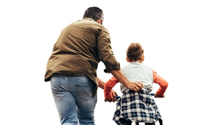 Persona adulta ayudando a un menor a montar en bicicleta, vista desde atrás, sobre fondo blanco