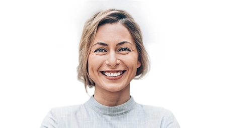 Persona sonriente con camiseta gris clara sobre fondo blanco, vista frontal desde el torso hacia arriba