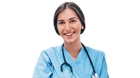 Profesional sanitario con bata azul y estetoscopio colgado al cuello sobre fondo blanco