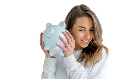 Persona con suéter claro sosteniendo una hucha azul en forma de cerdito sobre fondo blanco