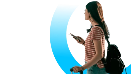 Persona con camiseta de rayas sosteniendo móvil y maleta, mochila en la espalda, sobre fondo blanco con diseño azul