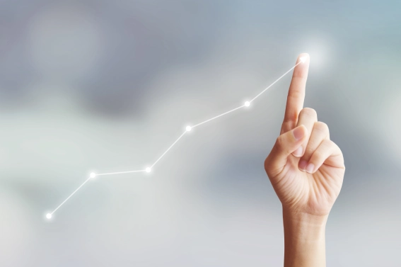 Mano señalando una línea ascendente con puntos conectados, símbolo de crecimiento económico e inflación en aumento
