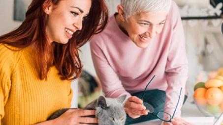 Personas revisando documentos, soluciones Santalucía para autónomos