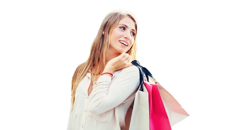 Persona sosteniendo varias bolsas de compras sobre el hombro, con fondo blanco