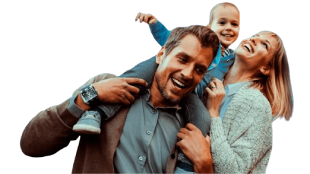 Grupo familiar interactuando, adulto cargando a un niño sobre los hombros, fondo blanco