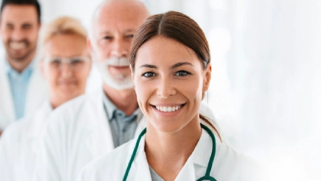 Grupo de profesionales sanitarios con bata blanca y estetoscopio, concepto de cuadro médico y atención especializada