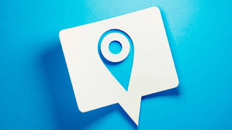 Icono de ubicación dentro de bocadillo de diálogo sobre fondo azul, símbolo de localización y búsqueda de oficinas