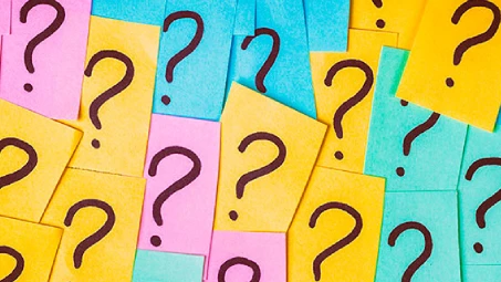 Notas adhesivas de colores con signos de interrogación impresos, concepto de preguntas frecuentes y dudas comunes
