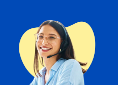 Operadora telefónica de atención al cliente en actitud sonriente sobre fondo amarillo y gris