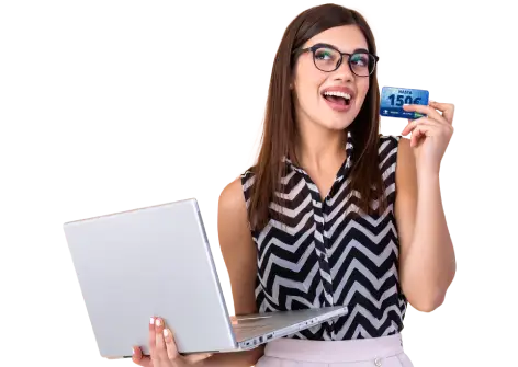 Persona que sostiene un ordenador portátil en una mano mientras con la otra muestra una tarjeta regalo con la promoción “Hasta 150 €” sobre un fondo azul, junto al logotipo de “Días Azules Santalucía”