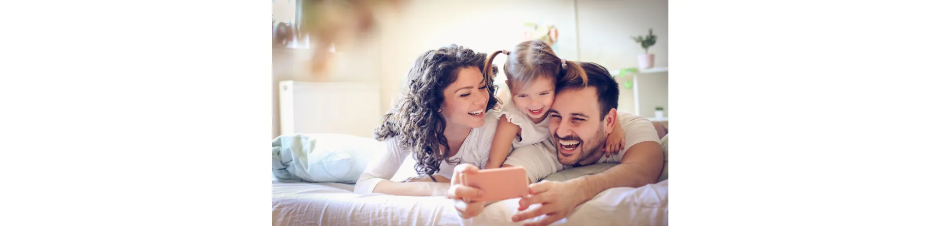 Familia en casa usando un móvil, concepto de seguros de hogar Santalucía para protección y bienestar en el hogar