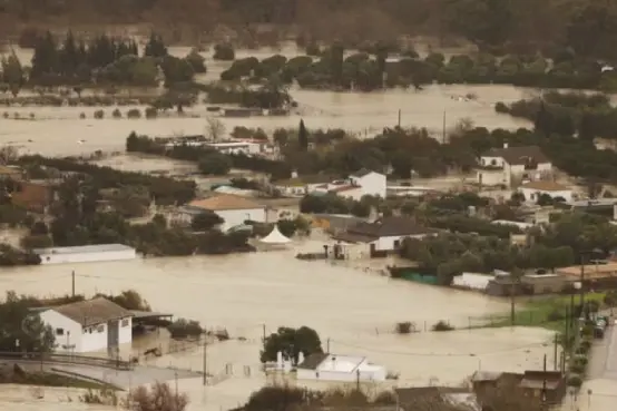Inundación en zona residencial con casas y caminos anegados tras fuertes lluvias
