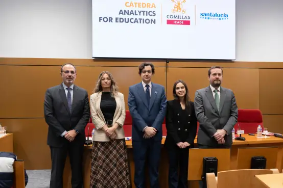 Acto académico en la Universidad Pontificia Comillas con representantes de la Cátedra Analytics for Education y Santalucía, posando juntos tras la presentación del estudio sobre el sesgo de invulnerabilidad ante la inteligencia artificial