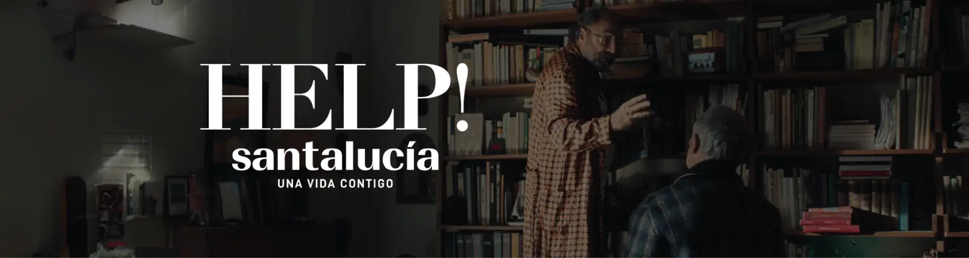 Imagen de la campaña HELP! de Santalucía, con una persona ayudando a otra en una habitación llena de libros, transmitiendo el mensaje de acompañamiento y apoyo cotidiano