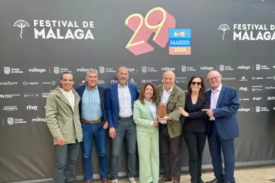 Equipo del documental sobre la proeza deportiva de cinco mayores de 65 años en Perú posando con el premio al documental más social en el 29 Festival de Málaga ante el photocall