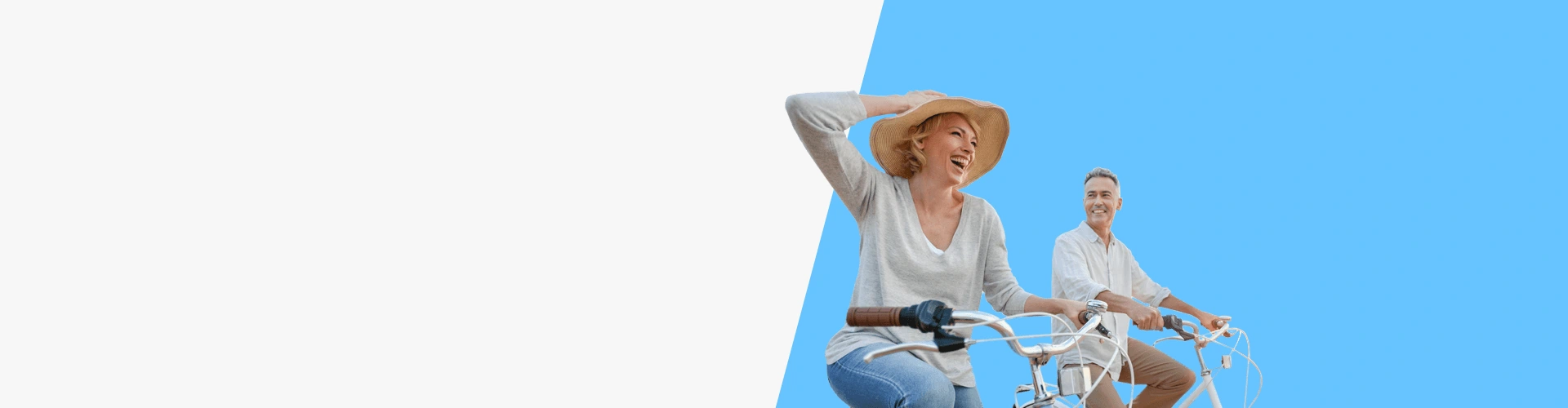 Dos personas montando en bicicleta sobre un fondo azul, una de ellas con sombrero y gesto dinámico mientras avanzan