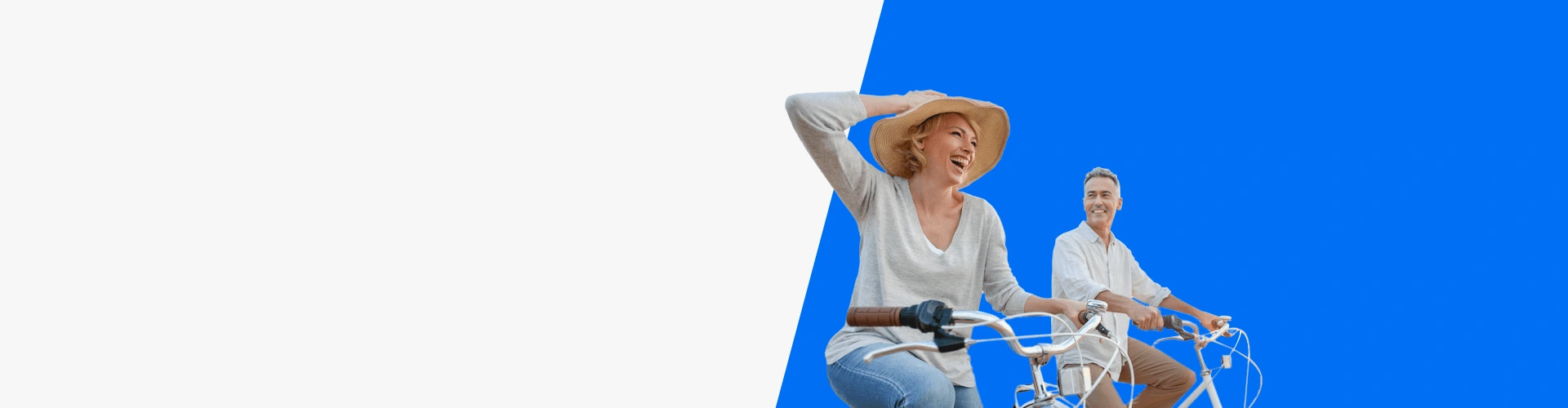 Dos personas montando en bicicleta sobre un fondo azul, una de ellas con sombrero y gesto dinámico mientras avanzan