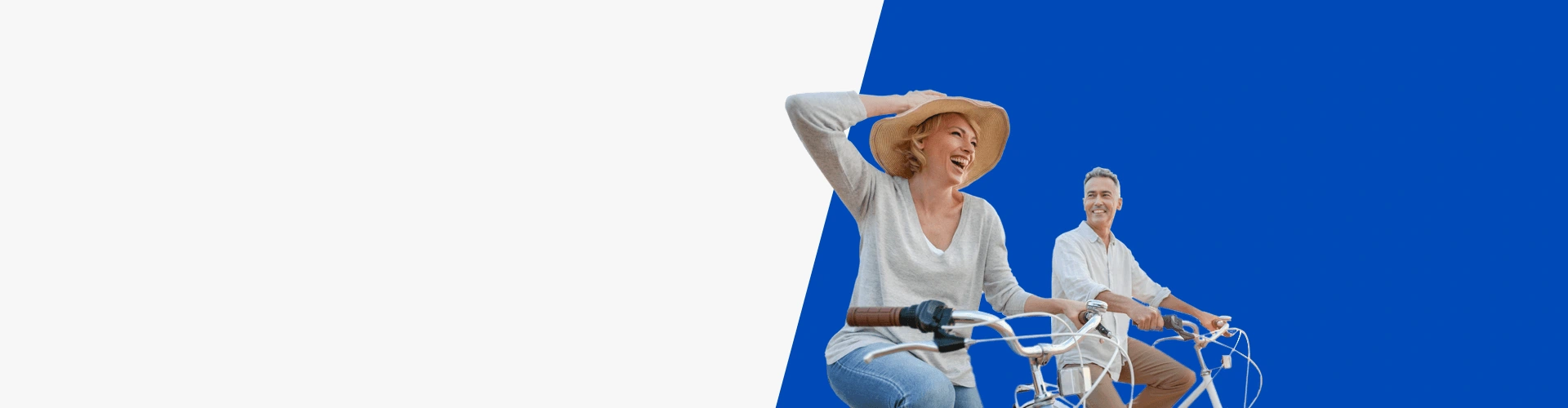 Dos personas montando en bicicleta sobre un fondo azul, una de ellas con sombrero y gesto dinámico mientras avanzan