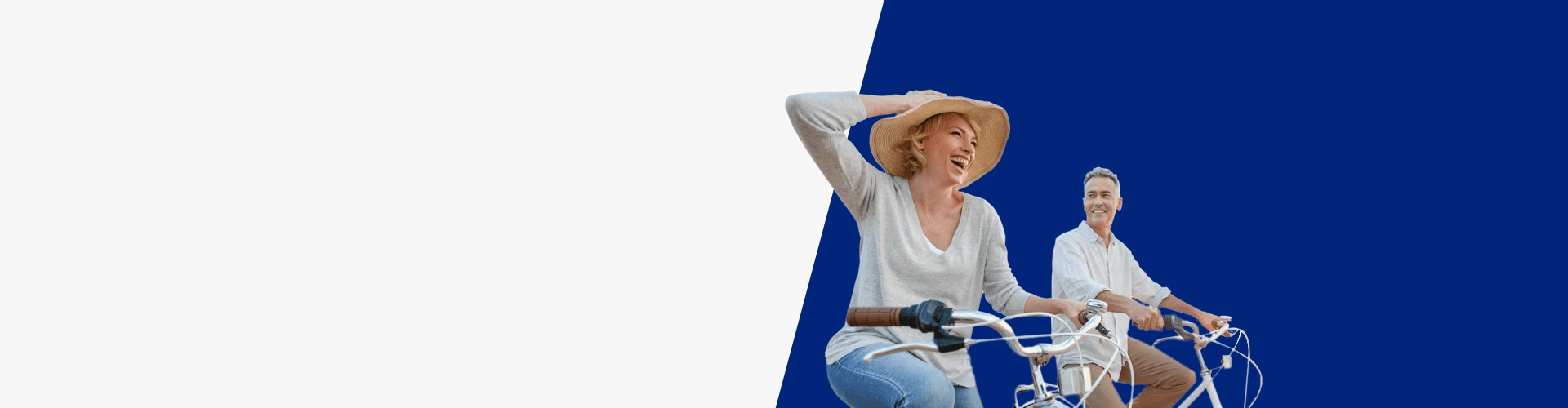 Dos personas montando en bicicleta sobre un fondo azul, una de ellas con sombrero y gesto dinámico mientras avanzan