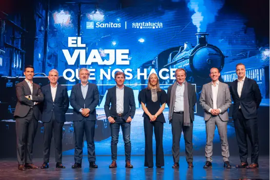 Representantes de Sanitas y Santalucía en el escenario del Teatro Príncipe Pío durante la VI Convención Comercial, celebrando diez años de alianza y nuevos retos en Decesos y Salud