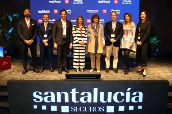 Participantes del People Summit posan en el escenario del evento organizado por SANTALUCÍA Seguros, centrado en liderazgo, recursos humanos y adopción de inteligencia artificial