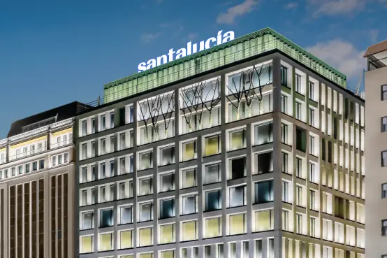 Edificio corporativo de SANTALUCÍA en Madrid con rótulo de la compañía, vinculado a su reconocimiento como una de las mejores empresas para trabajar en España según Forbes.