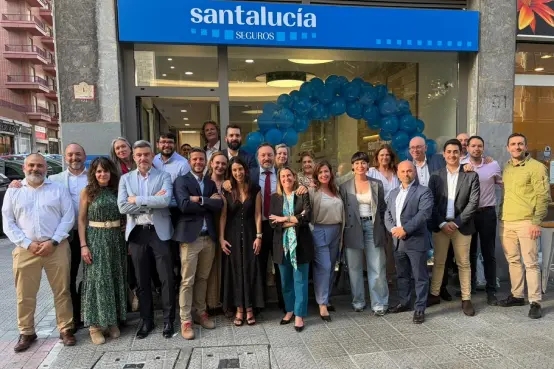 Fachada de la nueva agencia de SANTALUCÍA en Bilbao, ubicada en el barrio de Santutxu, durante su inauguración dentro del plan de expansión del canal agencial.