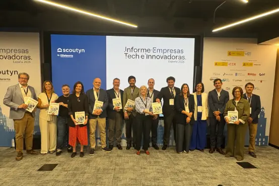 Foto de grupo de participantes en la presentación del Informe Insurtech 2026, mostrando ejemplares del estudio sobre empresas tecnológicas e innovadoras en España.