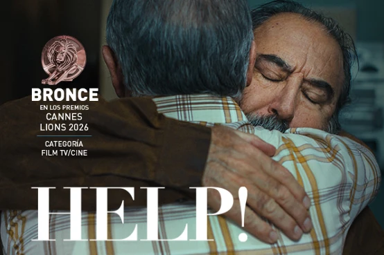 Fotograma del spot publicitario ‘Help!’ de SANTALUCÍA con dos personas abrazándose, acompañado del reconocimiento con León de Bronce en Cannes Lions 2026 en la categoría Film TV/Cine.