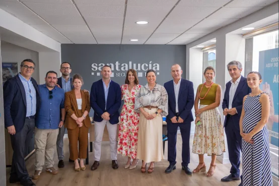 Representantes de SANTALUCÍA y autoridades locales durante la inauguración de la nueva agencia del Canal de Agentes Exclusivos en San Fernando (Cádiz).