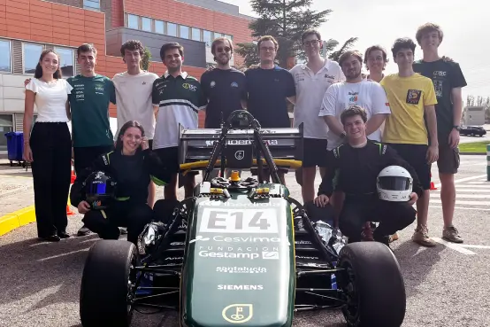 Equipo del ISC Racing Team de la Universidad Pontificia Comillas junto a un monoplaza eléctrico desarrollado por estudiantes de ingeniería dentro del proyecto Formula Student.