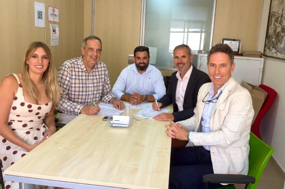Representantes de SANTALUCÍA y del Colegio de Mediadores de Seguros de Málaga durante la firma del acuerdo de colaboración para impulsar la mediación aseguradora en la provincia.