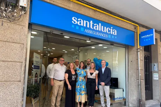 Equipo de SANTALUCÍA durante la inauguración de la nueva agencia del Canal de Agentes Exclusivos en Esplugues de Llobregat, Barcelona, frente a la oficina de la aseguradora.