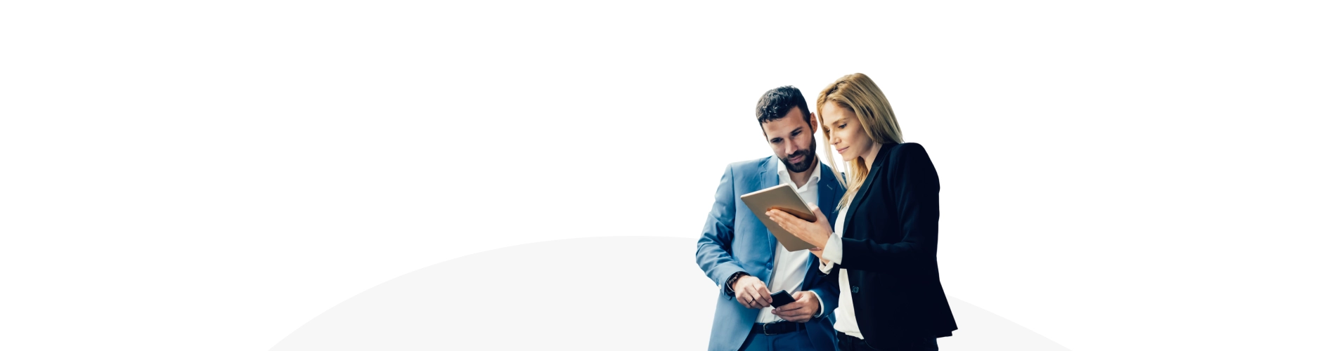 Profesionales consultando información sobre seguro de salud para empresas y autónomos