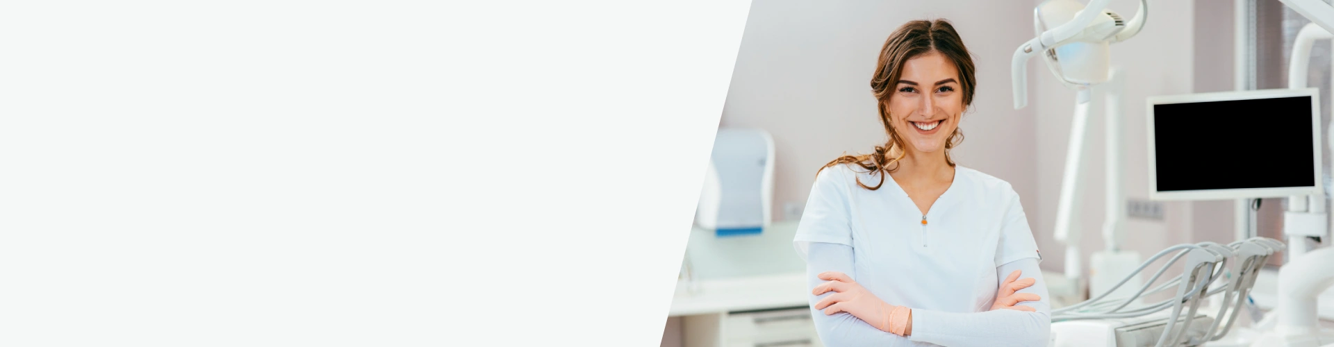 Profesional de odontología en una clínica dental equipada para revisiones, prevención y tratamientos de salud bucodental