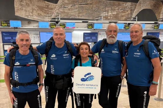 Participantes del Desafío SANTALUCÍA Seniors durante el inicio de la expedición en Vietnam, un proyecto que promueve la longevidad positiva y el envejecimiento activo mediante el deporte